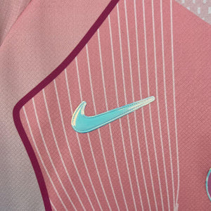 Visuel 3 — Maillot Paris Rose concept 2025